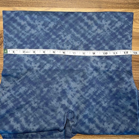 076. SPANX Blue Tie Dye Leggings - Size Large - Picture 4 of 4